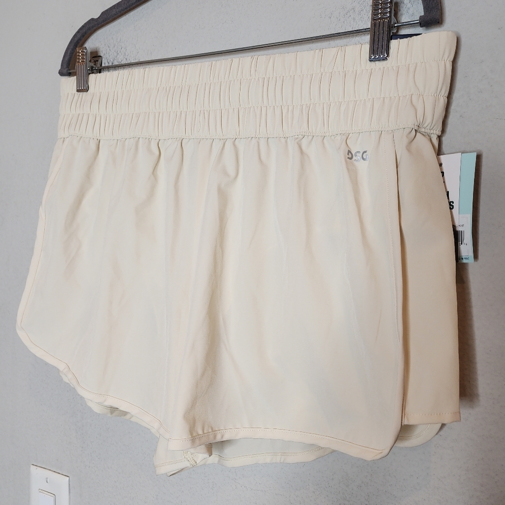 NWT DSG Highrise Stride stride cream shorts lined women's size Large.